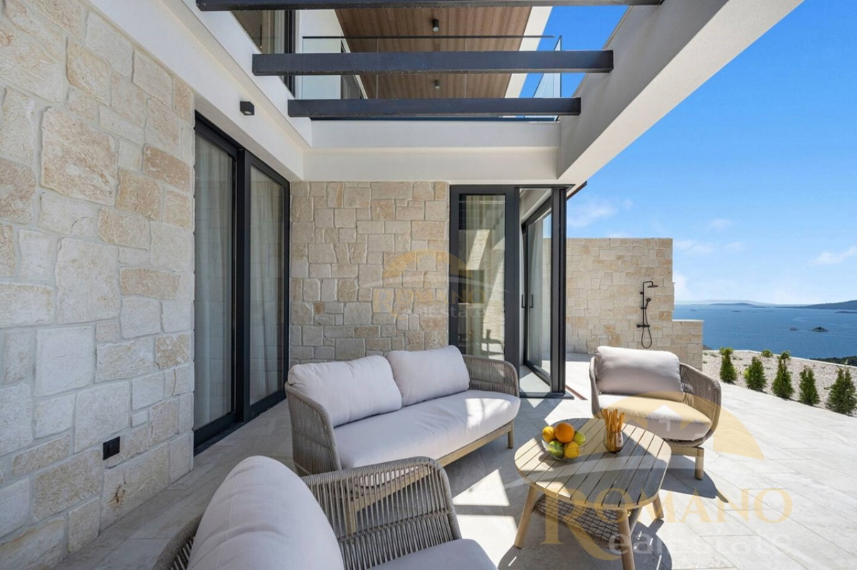 Moderna dvojna vila z infinity bazenom in panoramskim razgledom – Seget Gornji